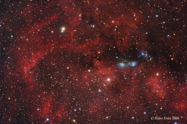 Az NGC 6914 reflexiós-köd és a környező halvány ködök