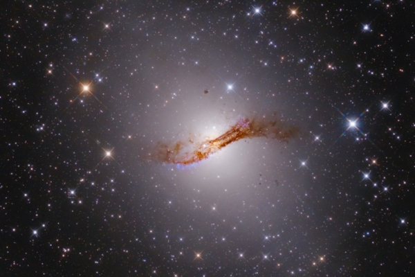 A Centaurus A rádiógalaxis (NGC 5128)